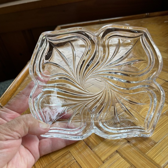 Vintage sandwich glass dish - Picture 2 of 9